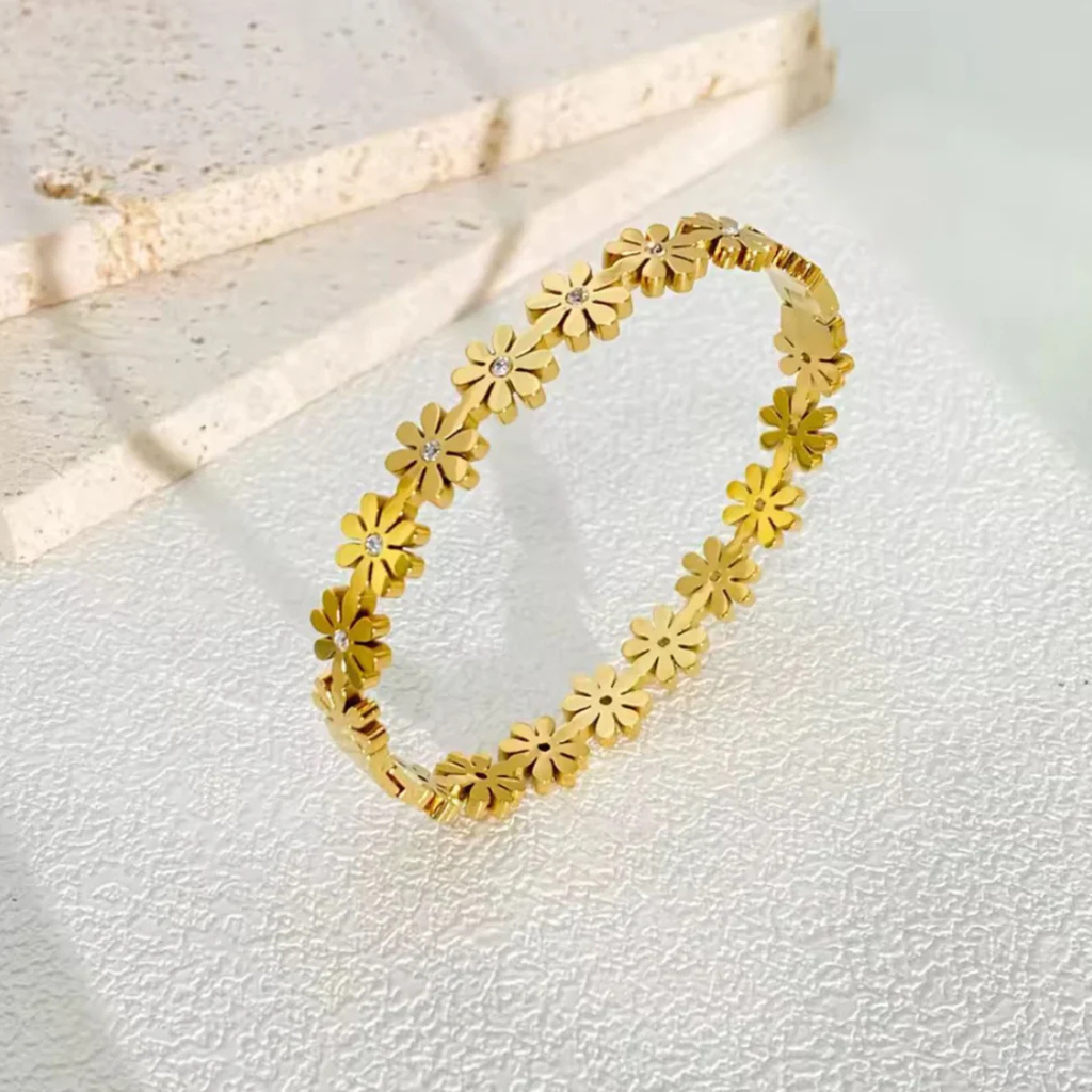 Daisy Charm Gold Bracelet