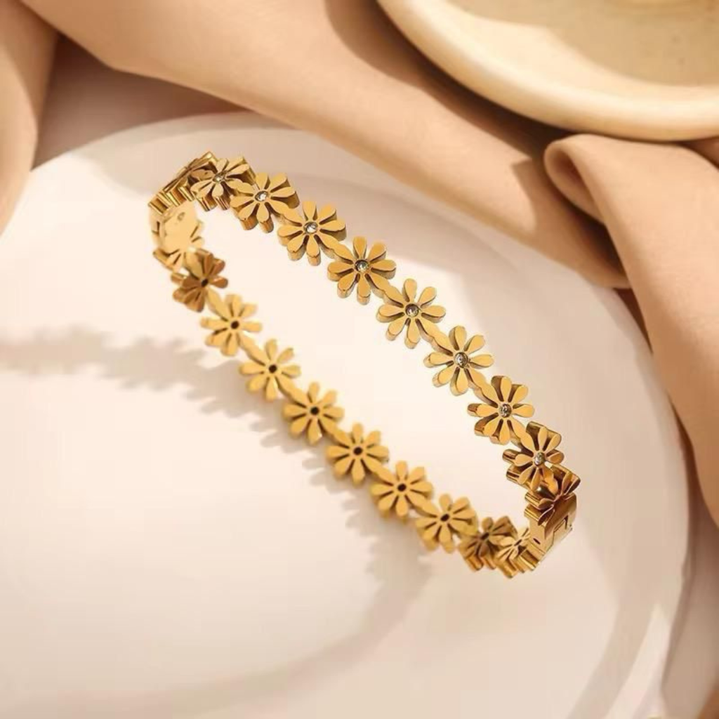 Daisy Charm Gold Bracelet